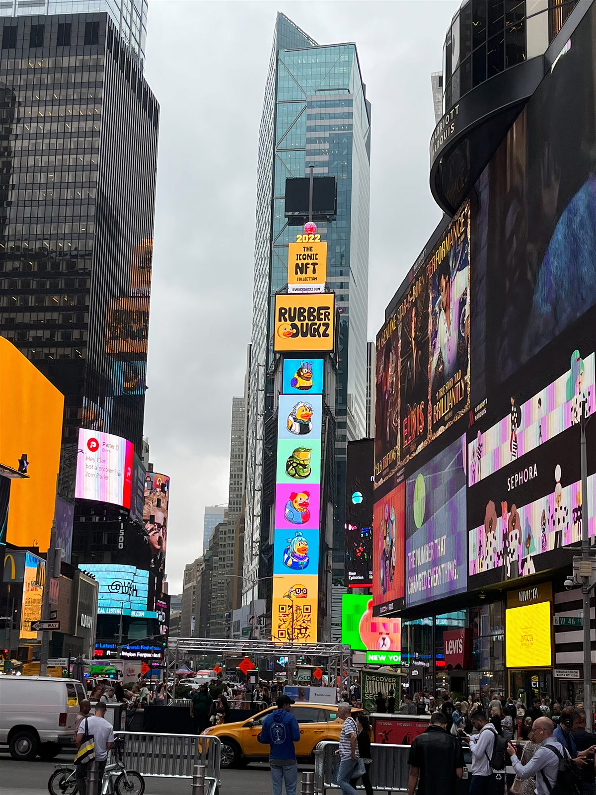 Times Square en Nueva York con la colección NFT Rubber Duckz en las pantallas del edificio central